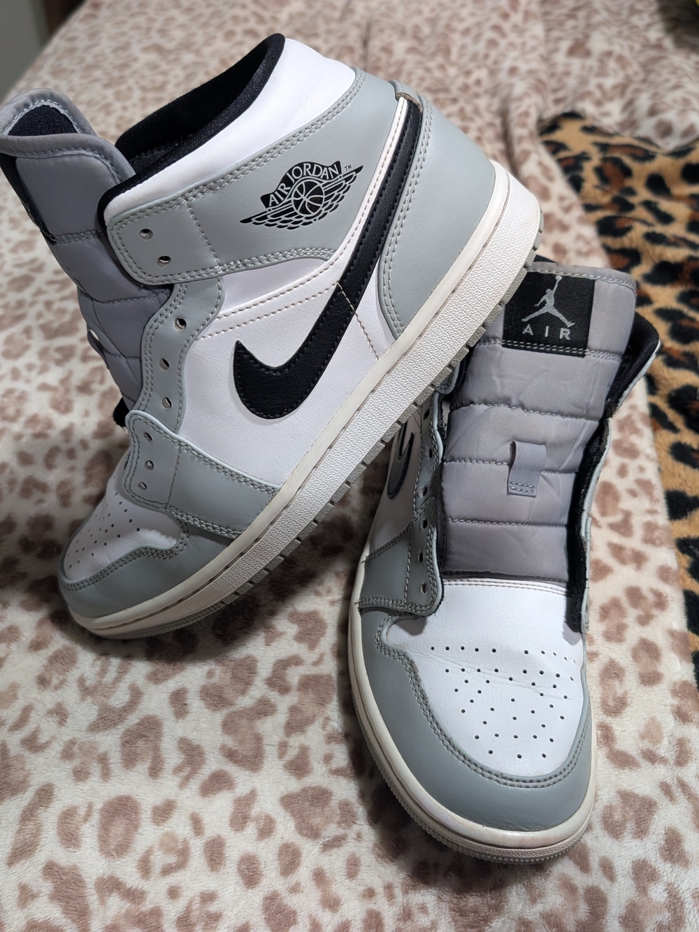 Air Jordan 1 Mid Top Sneakers Light Smoke Grey